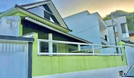 Casa em condomínio fechado com 4 quartos à venda na Rua Doutor Odim Góis, Jacarepaguá, Rio de Janeiro, 220 m2 por R$ 890.000