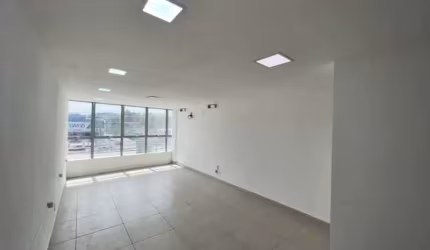 Sala comercial com 1 sala para alugar na Estrada dos Bandeirantes, Curicica, Rio de Janeiro, 36 m2 por R$ 950