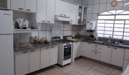 Casa com 3 quartos à venda no Jardim Patrícia, Uberlândia  por R$ 800.000