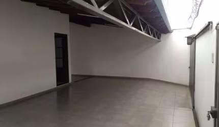 Casa com 3 quartos à venda no Jardim Europa, Uberlândia  por R$ 550.000