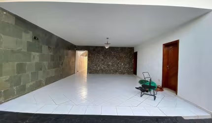 Casa com 3 quartos à venda no Fundinho, Uberlândia  por R$ 980.000