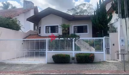 Casa à Venda com 4 Dormitórios, 198m² - R$1.500.000 - Jd. Esplanada