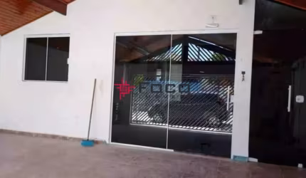Vende-se linda casa com 2 quartos, sala, cozinha, e banheiro.