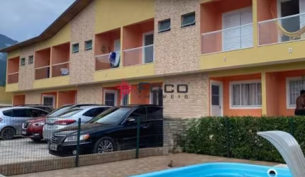 Sobrado em condomínio fechado - Caraguatatuba - 2 dormitórios e piscina - 78m²