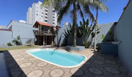 Casa à venda com 03 quartos sendo 01 suíte, 260m2, averbada, piscina e casa de boneca bo Bairro Santo Antônio em Joinville