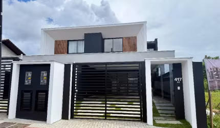 Casa com 3 suítes sendo principal com closet e sacada, 206 m2 privativos, no Bairro Saguaçu
