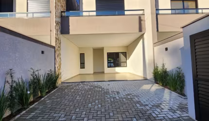 Excelente sobrado com 156m2 privativos, 3 quartos sendo ampla suite, 2 vagas e espaçoso quintal de fundos