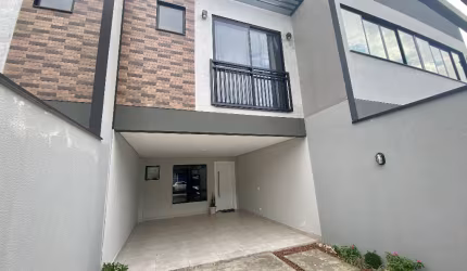 Sobrado Pronto para Morar, 3 quartos (1 suite), 2 vagas, 130m2, no Saguaçu – Próximo ao Colégio Machado de Assis