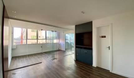 Sala comercial com 75m2 privativo, 6 ambientes, no centro de Joinville