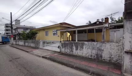 Casa à venda, no Bairro Fazenda Santo Antônio, São José-SC, com 3 quartos, sendo 1 suíte, com 1 vaga