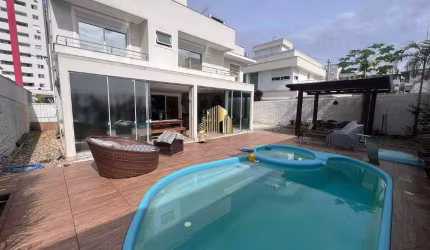 Casa à venda, no Bairro Pedra Branca, Palhoça-SC, com 3 quartos, sendo 2 suítes, com 2 vagas