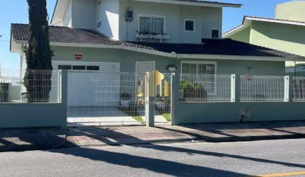 Sobrado à venda, no Bairro Ponta de Baixo, São José-SC, com 3 quartos, sendo 3 suítes, com 3 vagas