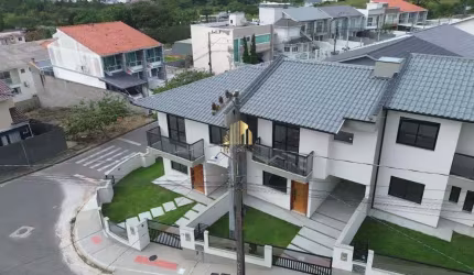 Sobrado à venda, no Bairro Potecas, São José-SC, com 3 quartos, sendo 1 suíte, com 2 vagas