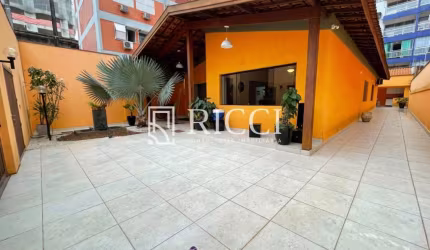 Imperdível! Casa térrea à venda na Enseada, Guarujá-SP: 4 quartos, 1 suíte, 3 salas, 4 banheiros, 2 vagas, 220m²!