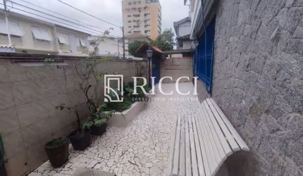 Casa à venda na Ponta da Praia, Santos-SP: 3 dormitórios, 2 salas, 2 banheiros, 2 vagas de garagem!