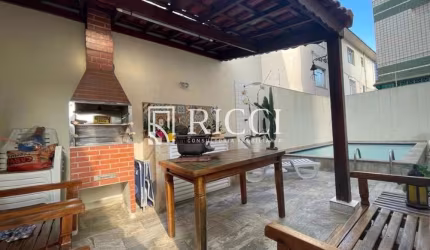 Imperdível casa à venda em Santos-SP, no bairro Embaré, com 3 quartos, 3 suítes, 2 salas, 5 banheiros, 2 vagas de garagem e 140m².