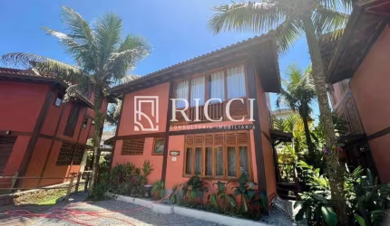 Casa em condomínio fechado a 50m do centrinho e shoping 400 m da praia.