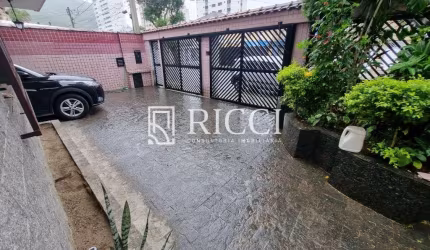 Sobrado totalmente isolado em Santos, 4 dormitórios sendo 1 suíte