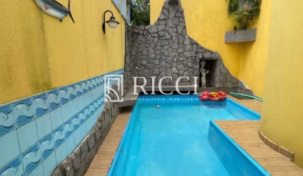 REALMENTE É UMA CASA SUSPENSA, COBERTURA ENORME PARA ACOMODAR TODA A FAMÍLIA !!!