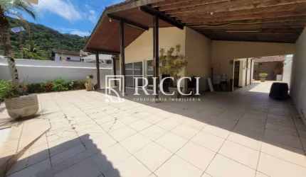 Casa à venda em Guarujá! Oportunidade pertinho da praia.