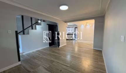 Casa à Venda no Centro de São Vicente-SP: 2 Quartos, 1 Suíte, 2 Salas, 4 Banheiros, 2 Vagas - 150m².