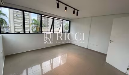 Sala comercial à venda no Gonzaga, Santos-SP - 2 salas, 2 banheiros, 1 vaga - 68m² de área.