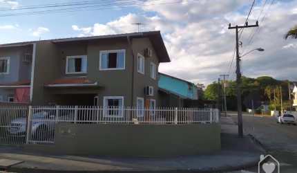 Sobrado Geminado Esquina à venda no Morro do Meio