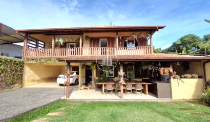 Linda casa com 3 quartos.