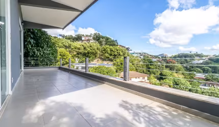 Casa à Venda em Niterói - 436m² no Condomínio Ubá Independência, 3 Andares, 4 Suítes, Vista para o Verde e Terreno de 1.500m²