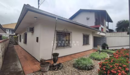 Casa com 3 quartos à venda na Servidão Francisco Luiz de Oliveira, Vila Baependi, Jaraguá do Sul, 150 m2 por R$ 650.000