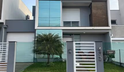 Sobrado com excelente acabamento!  É ótima localização!