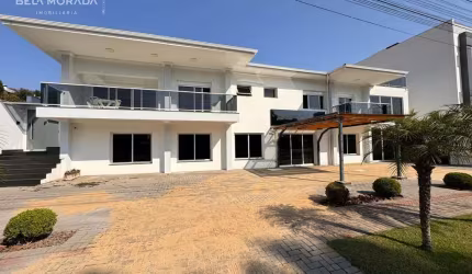 CASA ALTO PADRÃO COM PISCINA Á VENDA LOCALIZADA EM BAIRRO NOBRE