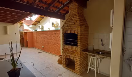 Tipo casa/ apartamento reformado com amplo quintal e área privativa