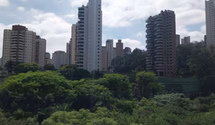 Apartamento à Venda na Vila Andrade - 54 m², 2 dorms., 2 banheiros, sacada e 1 vaga