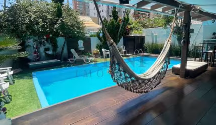 Casa para Locação Diária no bairro Centro em Balneário Camboriú, 4 quartos sendo 1 suíte, 2 vagas, Mobiliado, 220 m² privativos,