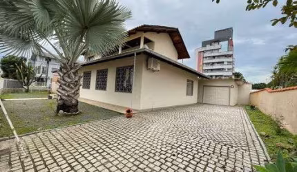 Casa para Venda no bairro Anita Garibaldi em Joinville, 3 quartos sendo 1 suíte, 302 m² de área total, 155 m² privativos,