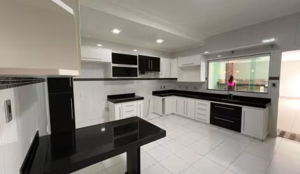 Casa para Venda em Uberlândia, Custódio Pereira, 3 dormitórios, 1 suíte, 1 banheiro, 2 vagas