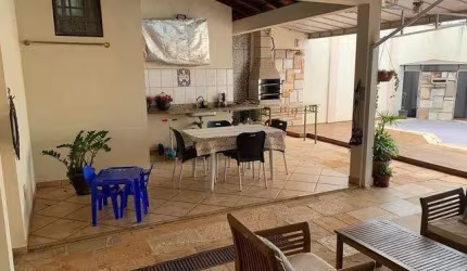 Casa para Venda em Uberlândia, Santa Mônica, 3 dormitórios, 3 suítes, 2 banheiros, 3 vagas