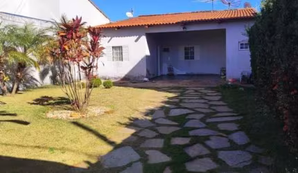 Casa para Venda em Uberlândia, Granada, 2 dormitórios, 1 suíte, 1 banheiro, 4 vagas