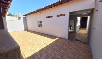 Casa para Venda em Uberlândia, Granada, 3 dormitórios, 1 suíte, 2 banheiros, 2 vagas