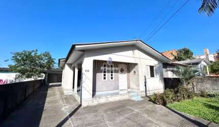 Casa de 3 quartos, 2 banheiros, garagem