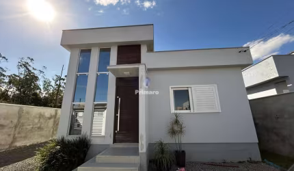 Casa com 2 quartos, pé direito duplo, 1 banheiro, terreno amplo, semimobiliada