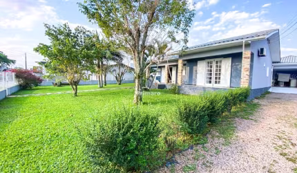 Casa com amplo terreno, 3 quartos, 2 banheiros, piscina