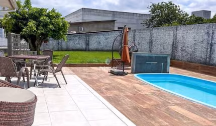 Casa com amplo terreno, 3 quartos, 2 banheiros, piscina