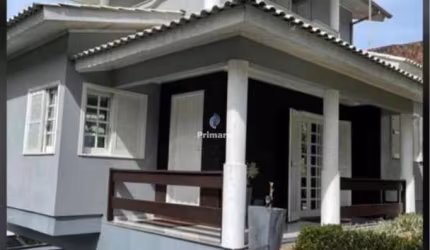Casa com 3 quartos, sendo 1 suíte, garagem para 3 carros
