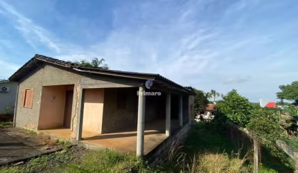 Casa com 2 quartos, 1 banheiro, terreno com 445,61 m²