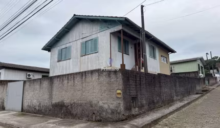 Casa mista de esquina com 3 quartos, 2 banheiros, 2 garagem