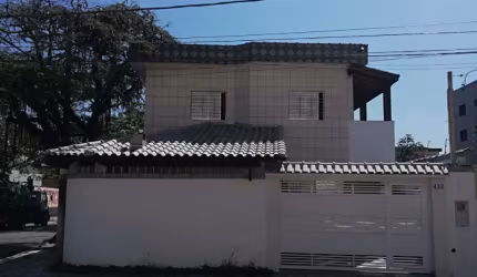 Lindo Sobrado à Venda com 120m², 04 Dormitórios, Churrasqueiras, 02 banheiro 400 metros da praia, Aviação  Praia Grande/ SP