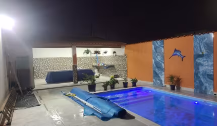 Linda casa com piscina, dois dormitórios (sendo uma suíte) no bairro Indaiá, Bertioga -SP