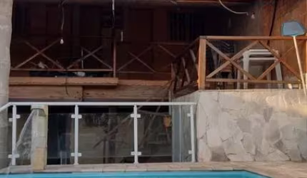 Casa com piscina à venda, 04 dormitórios, 03 banheiros na praia de Mongaguá SP.